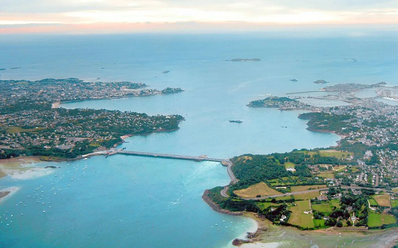 Vue aérienne du barrage de la Rance et de l'estuaire