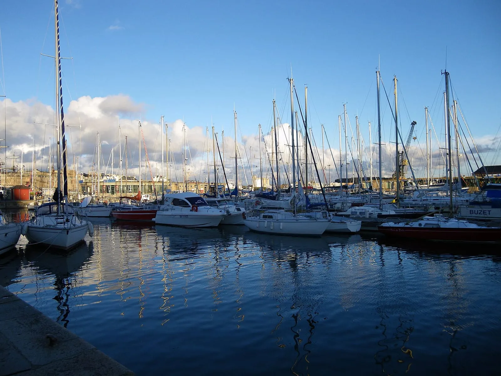 Le bassin Vauban au pied des remparts