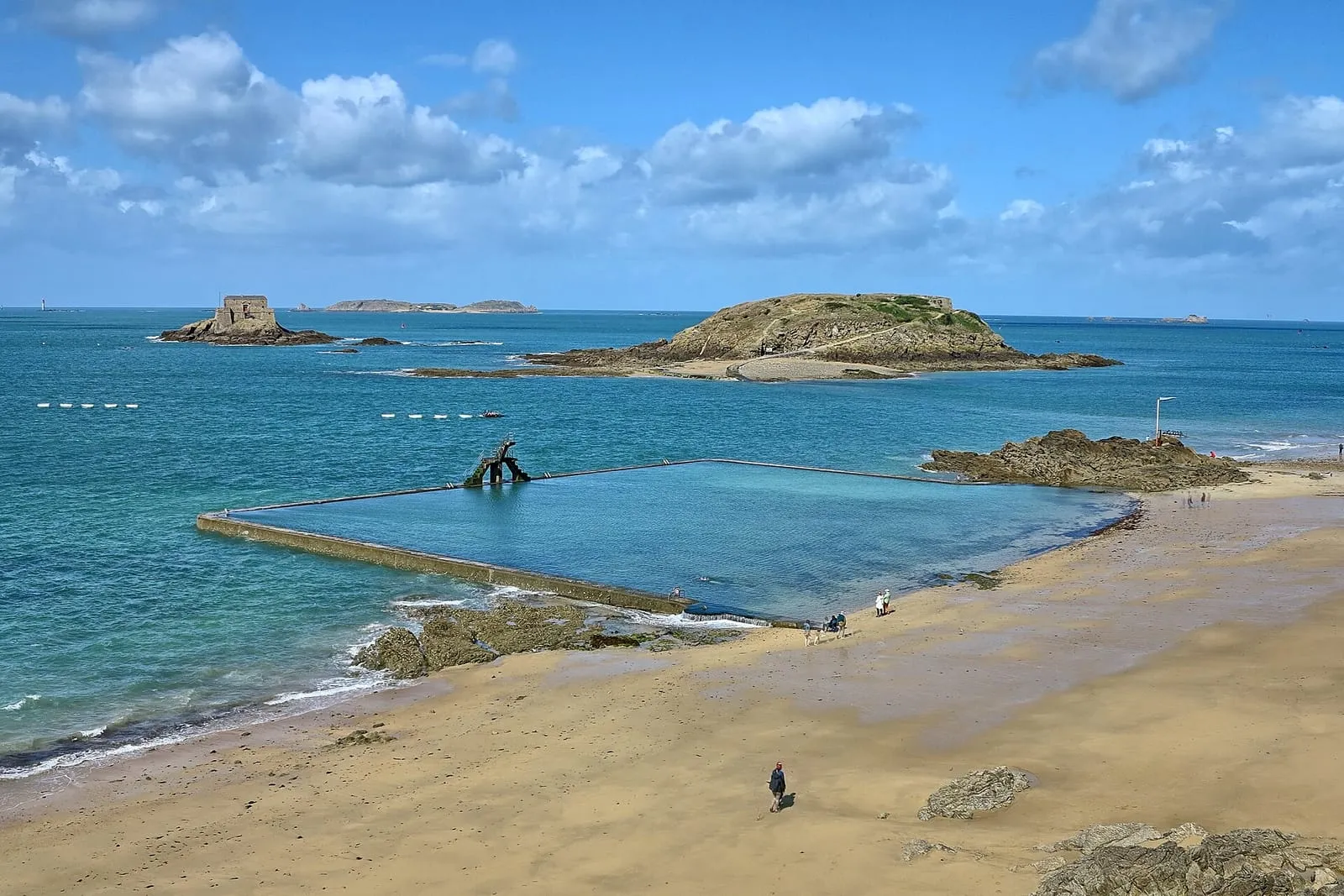 La piscine de Bon-Secours devant le Grand Bé et le Petit Bé