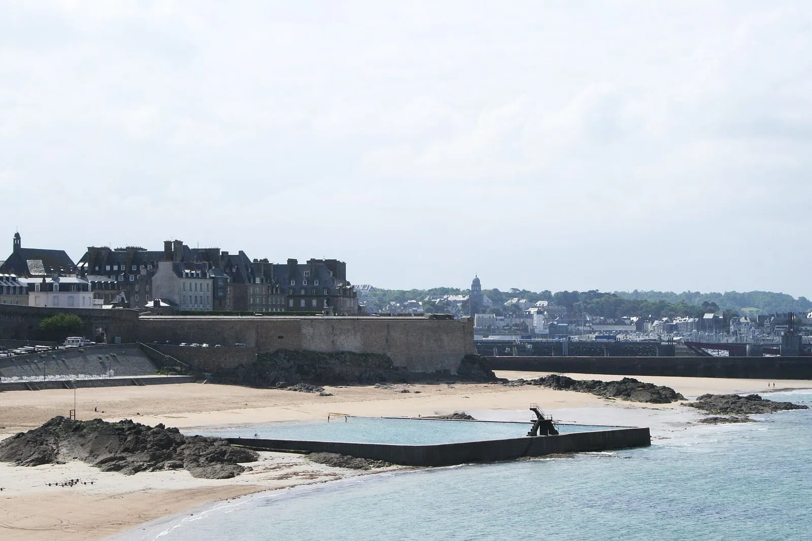 La plage de Bon-Secours au pied des remparts