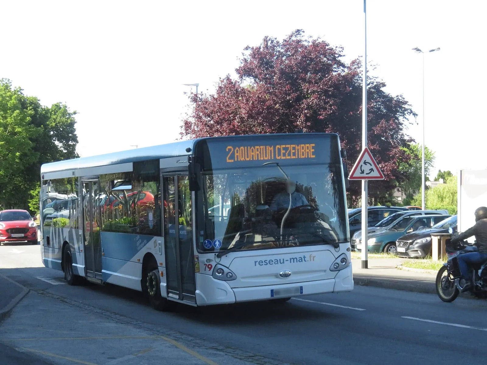 Bus du réseau urbain MAT dans les rues de Saint-Malo