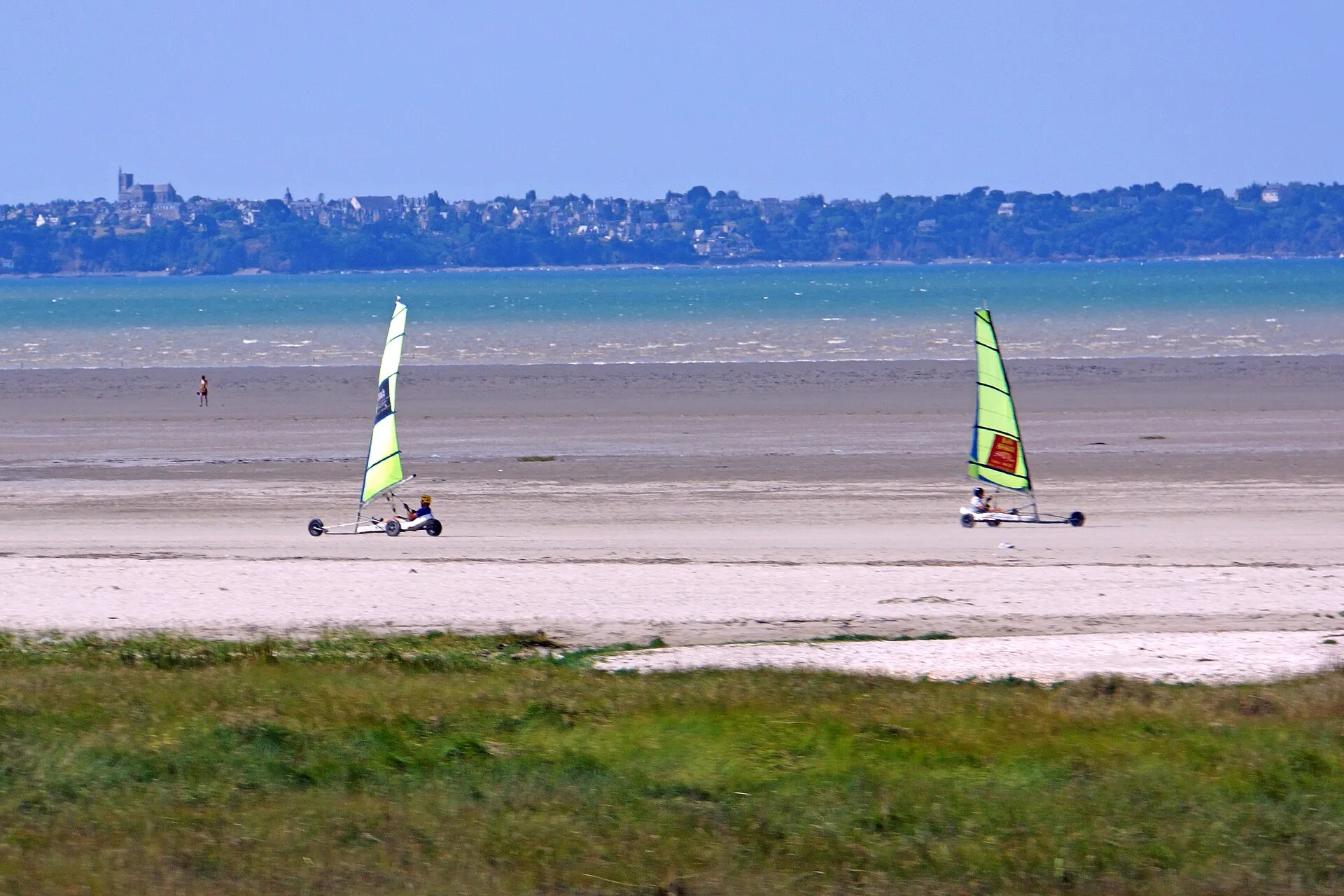 Chars à voile sur les grèves de la baie, près de Cherrueix