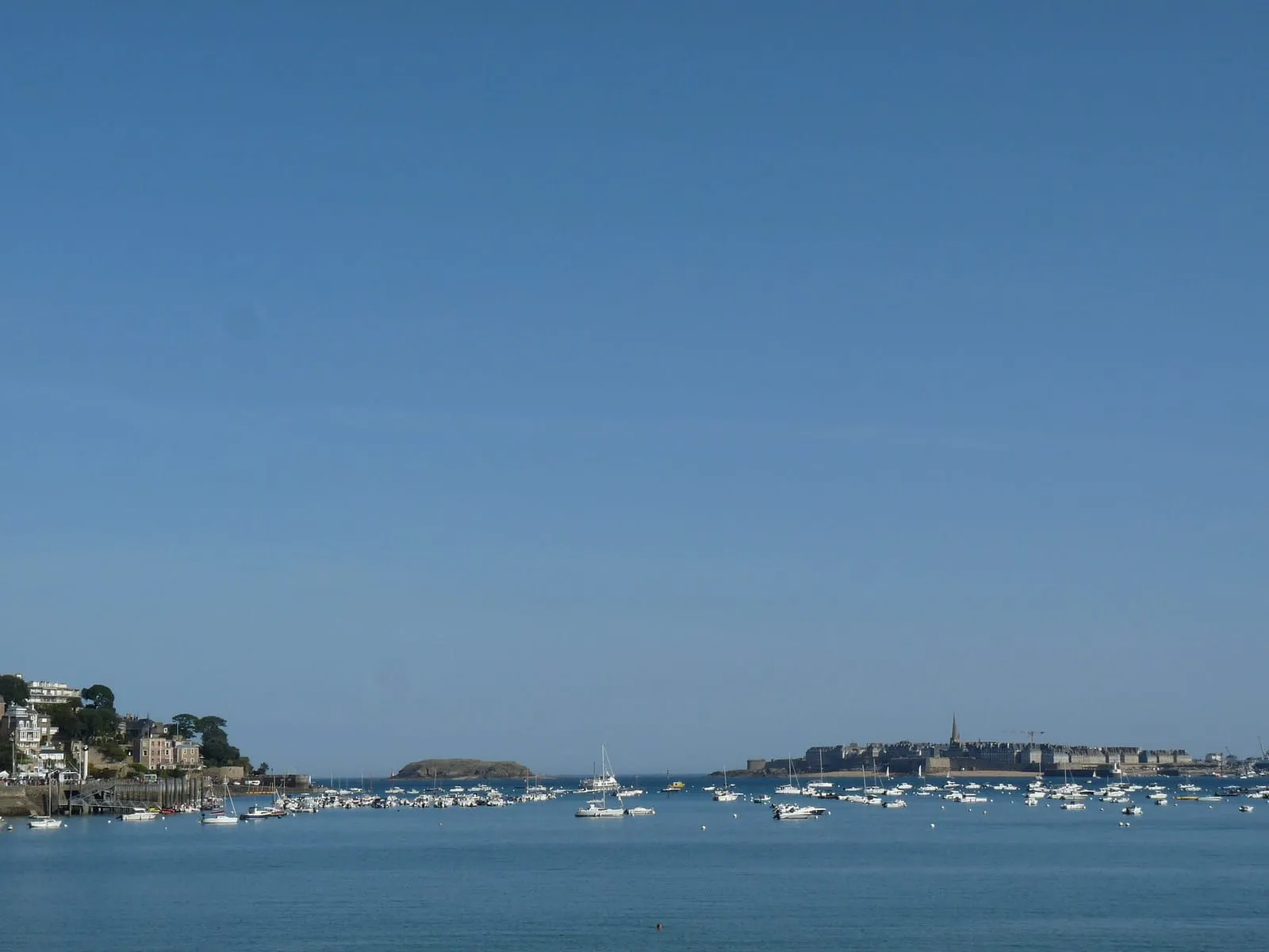 Saint-Malo et le Grand Bé vus depuis la plage du Prieuré à Dinard