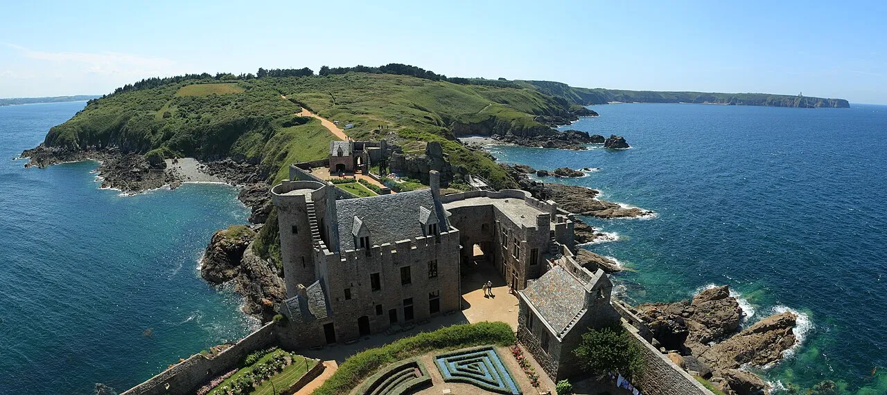 Le Fort la Latte vu depuis la côte de la Côte d'Émeraude