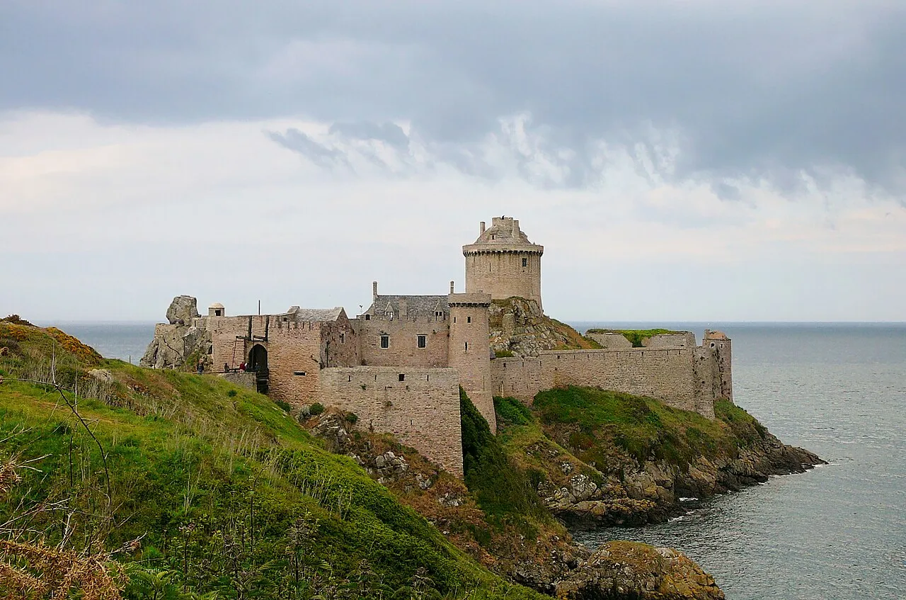 Le Fort la Latte sur son éperon rocheux face à la mer