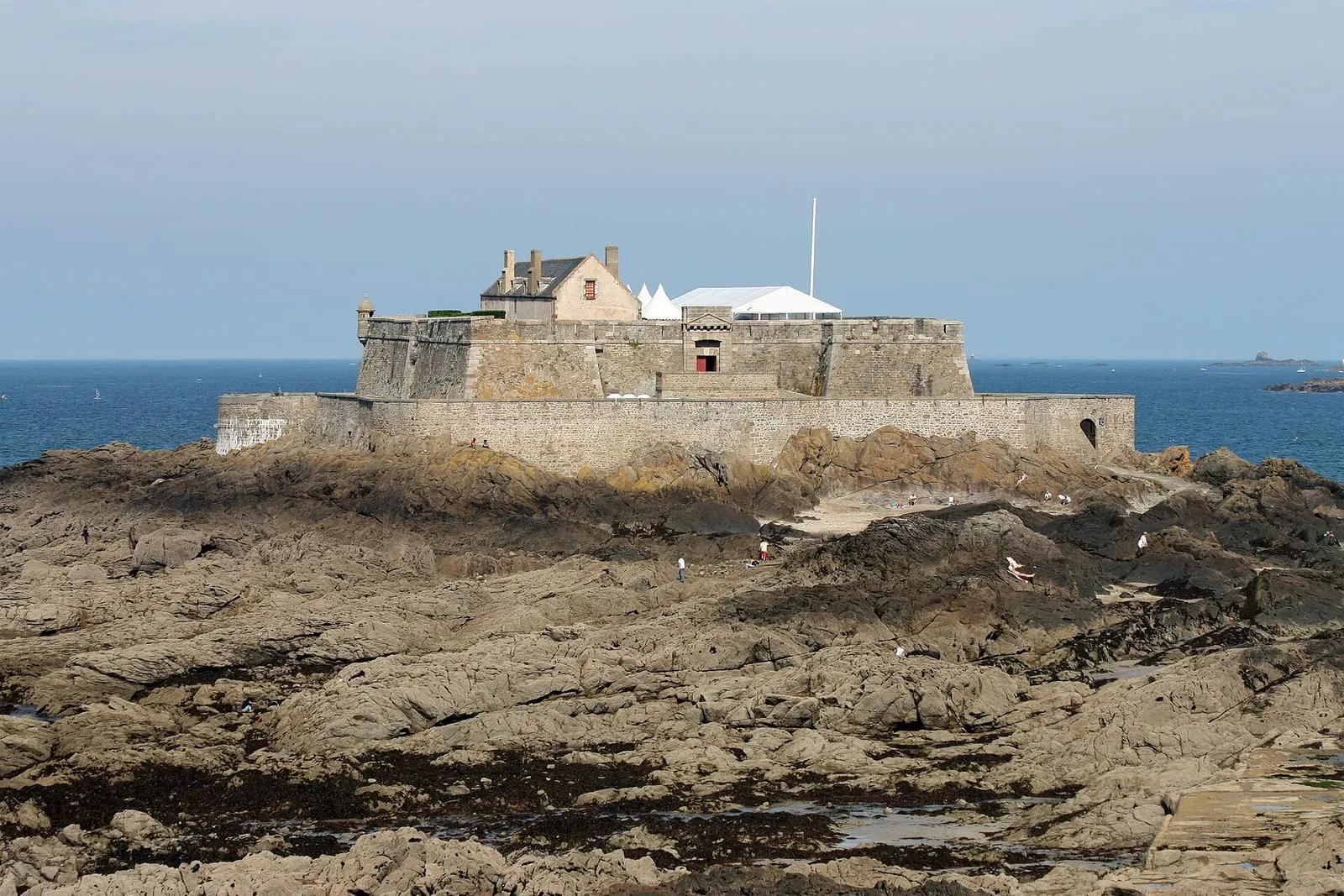 Le Fort National posé sur l'estran découvert à marée basse