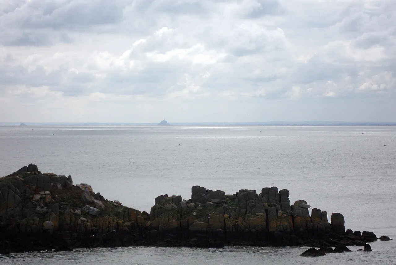 L'île des Landes et le Mont-Saint-Michel vus depuis la pointe du Grouin