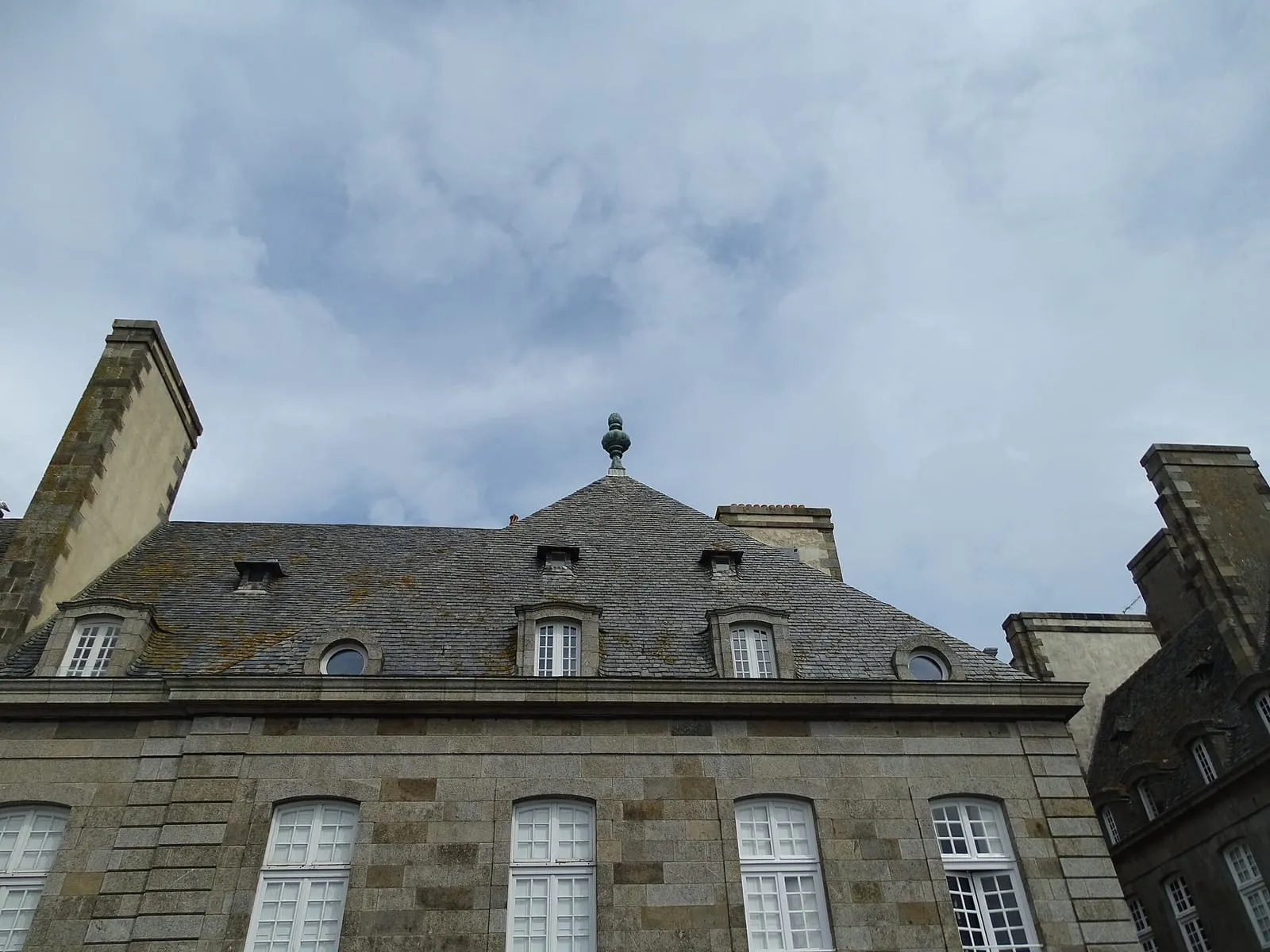 Façade en granit de la maison de Robert Surcouf