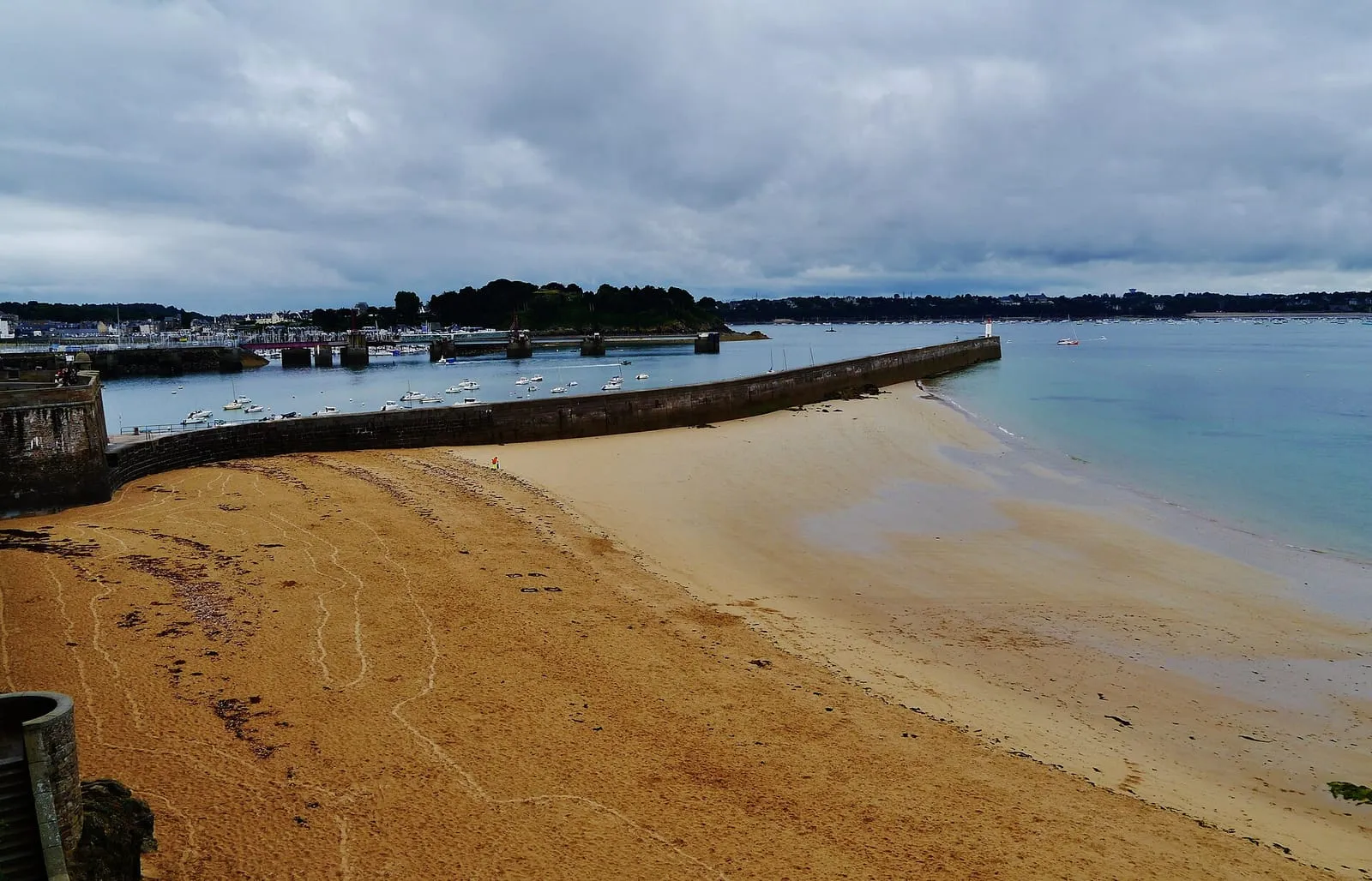 Le môle des Noires à l'entrée du port de Saint-Malo