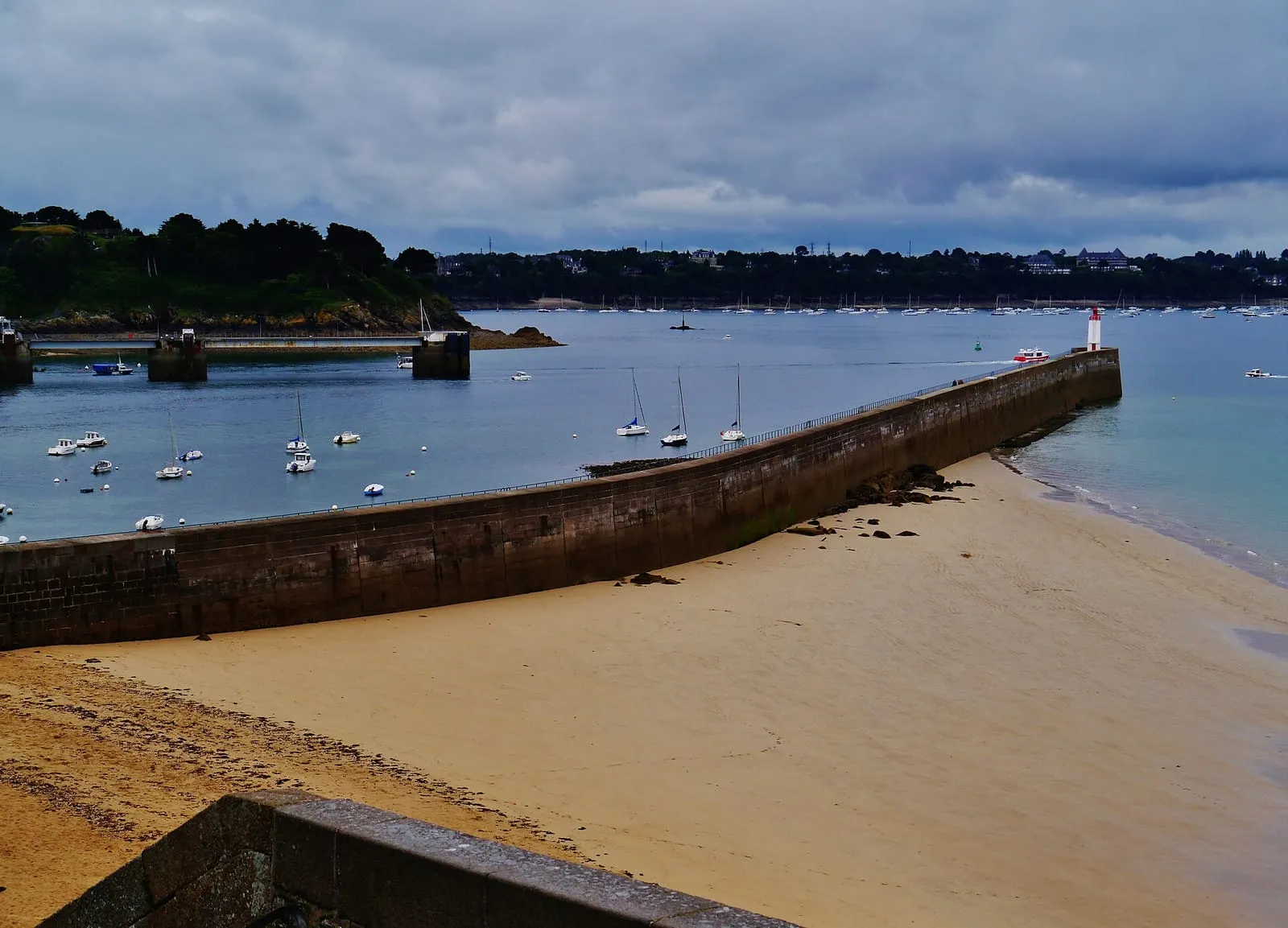 Le môle des Noires, digue de l'avant-port de Saint-Malo