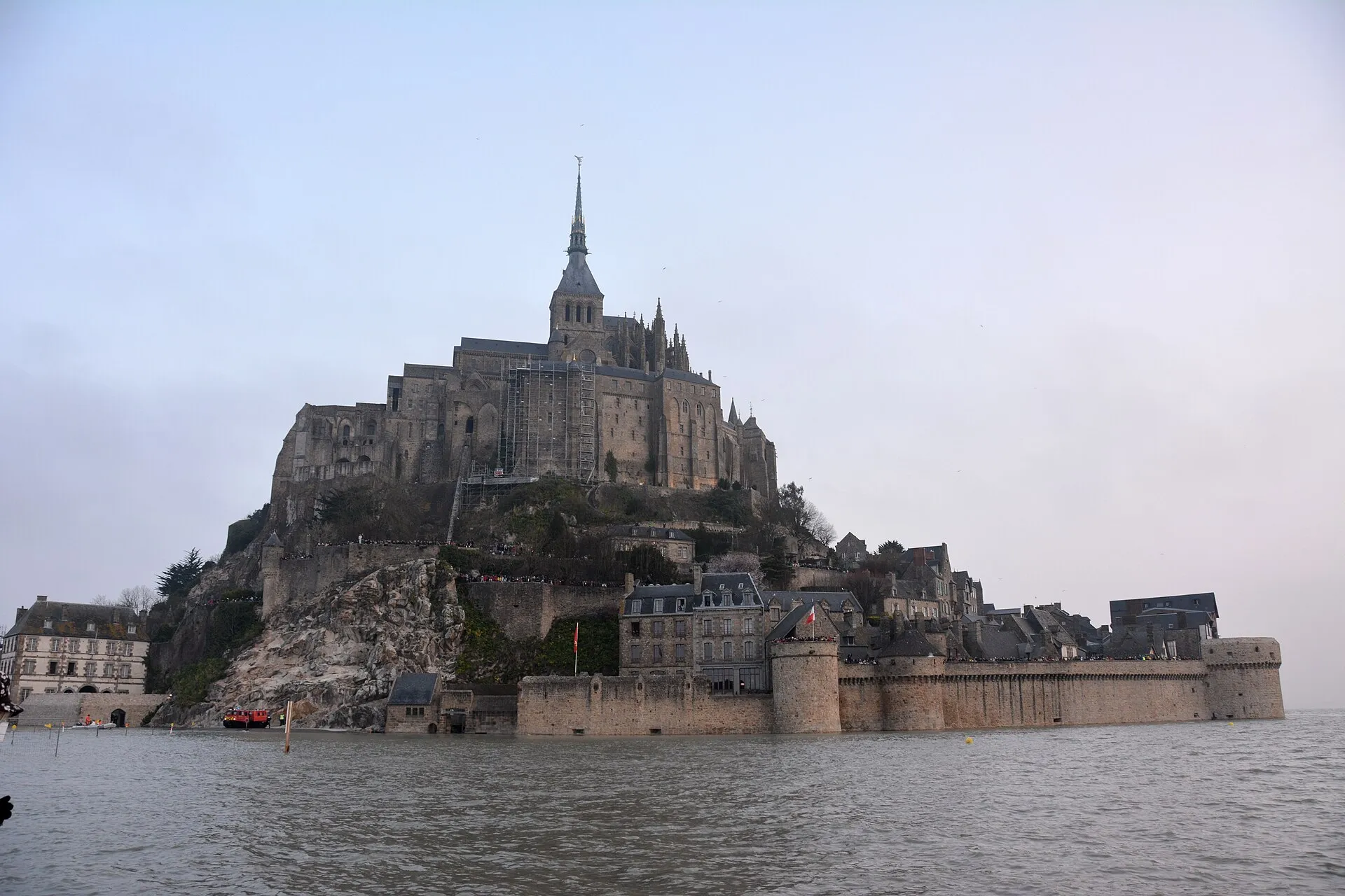 Le Mont-Saint-Michel encerclé par la mer lors d'une grande marée