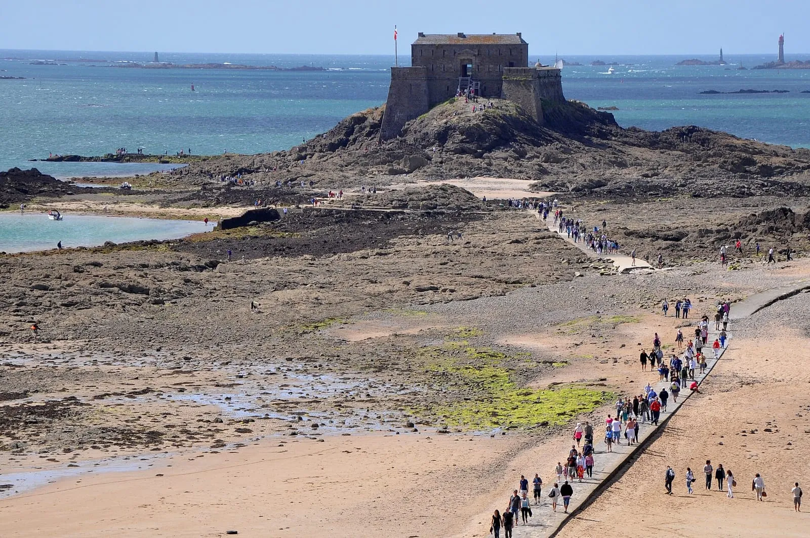 Le fort du Petit Bé entouré d'estran découvert à marée basse