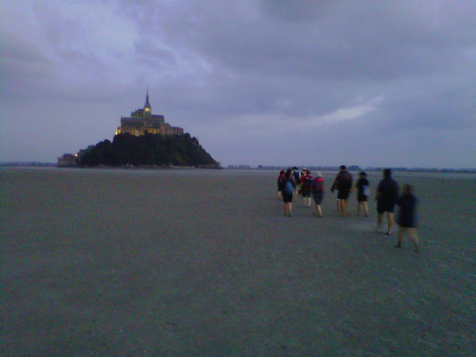 Randonneurs guidés dans la baie du Mont-Saint-Michel