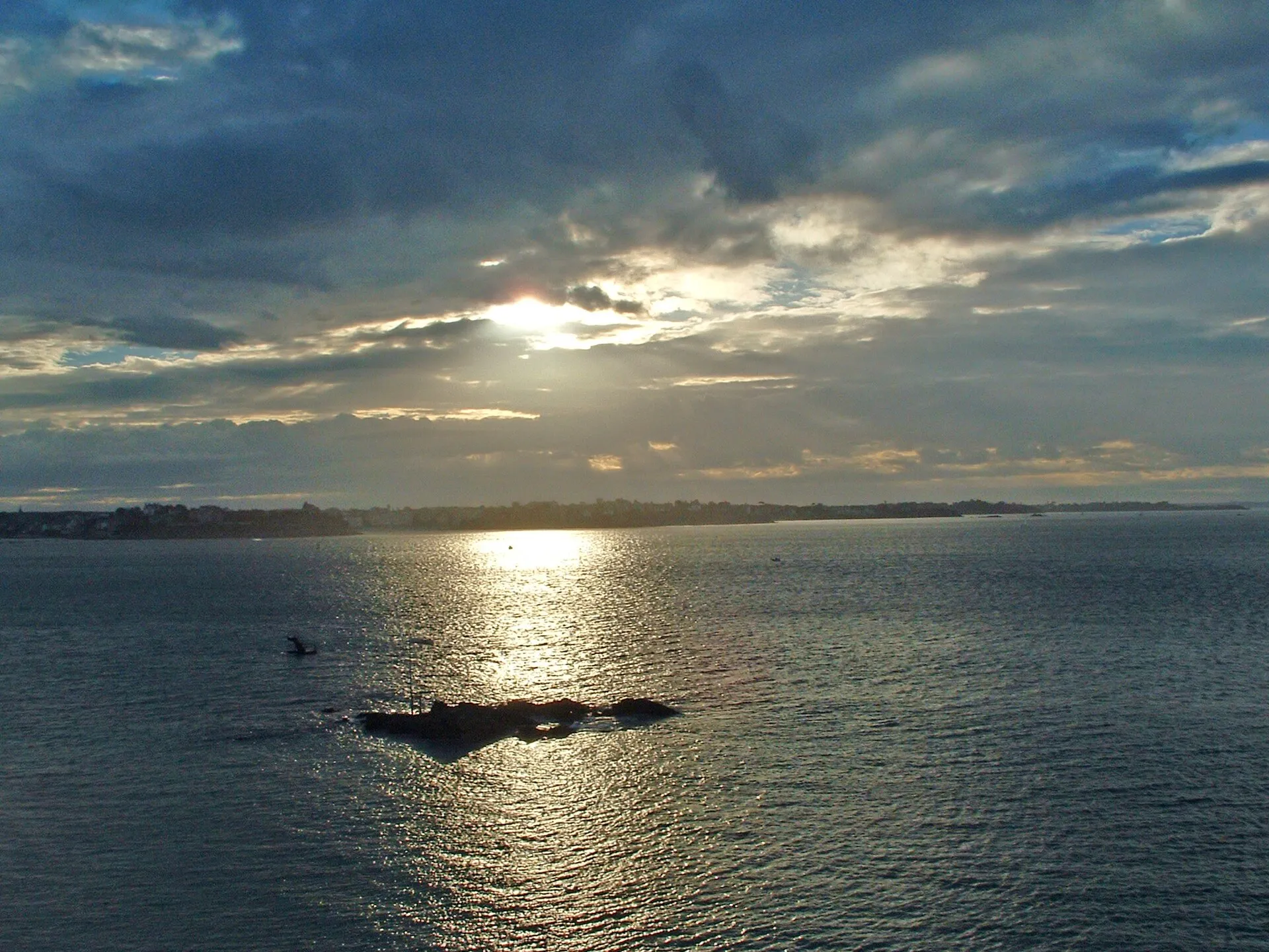 Dinard vue depuis les remparts de Saint-Malo au soleil couchant, plongeoir de Bon-Secours au premier plan
