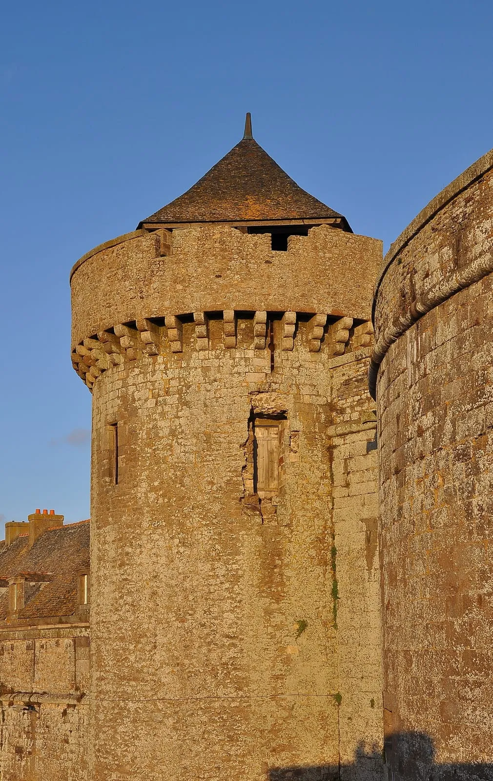 Les remparts de Saint-Malo face à la mer