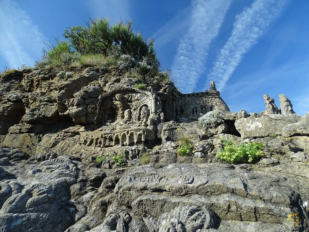 Détail des figures des rochers sculptés de Rothéneuf
