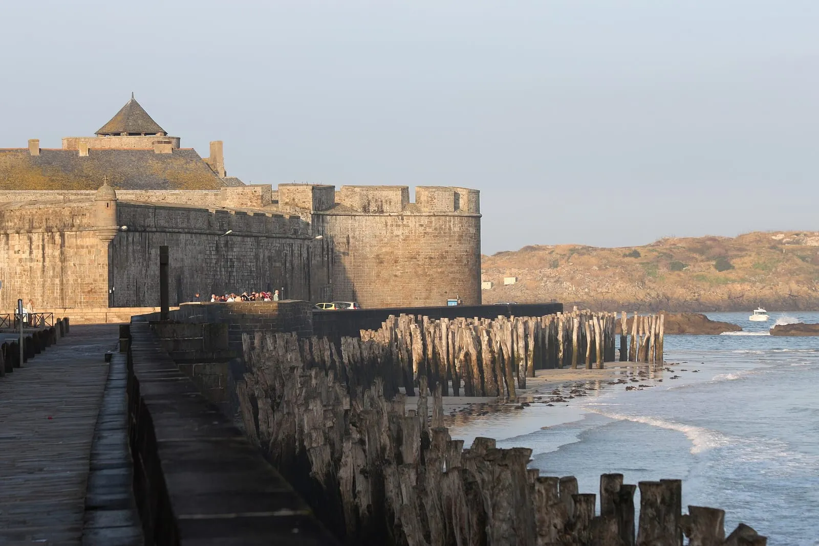Le château de Saint-Malo et les brise-lames en bois de la plage de l'Éventail