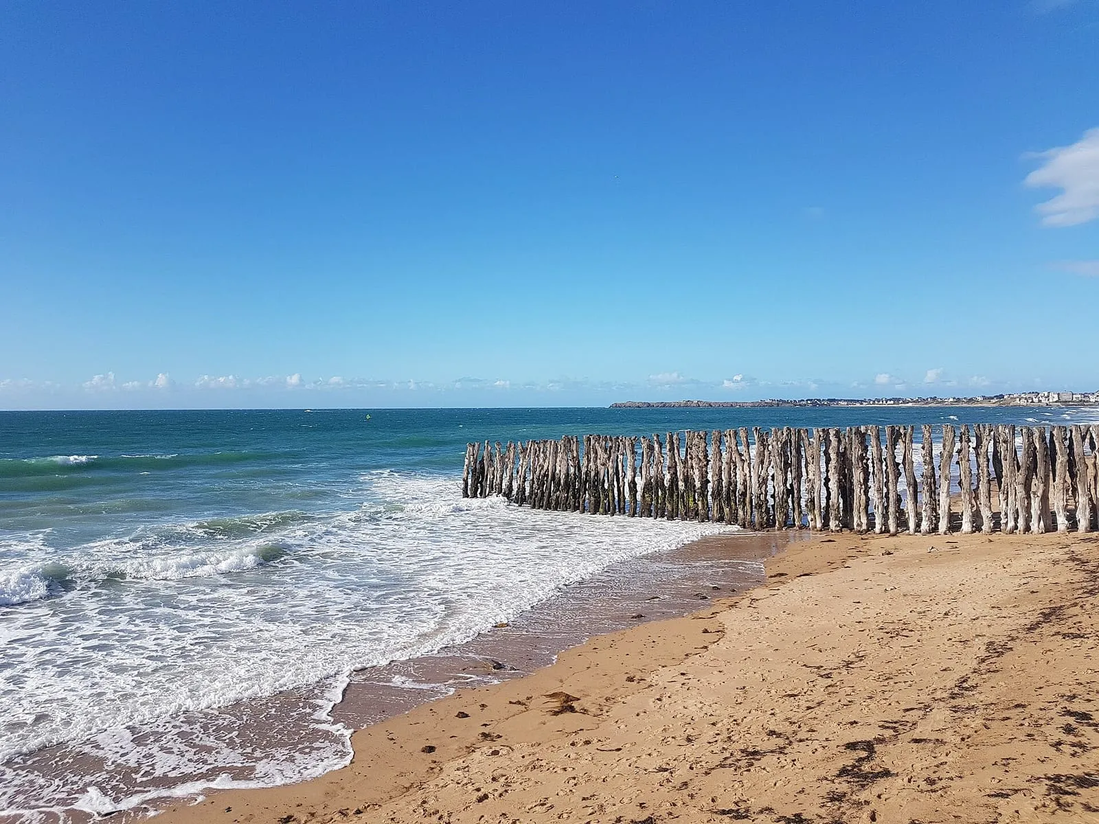 La mer haute contre la digue du Sillon à Saint-Malo