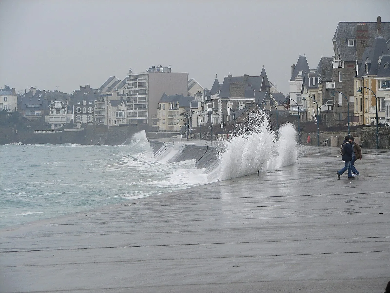 Vagues franchissant la digue du Sillon à Saint-Malo un jour de tempête