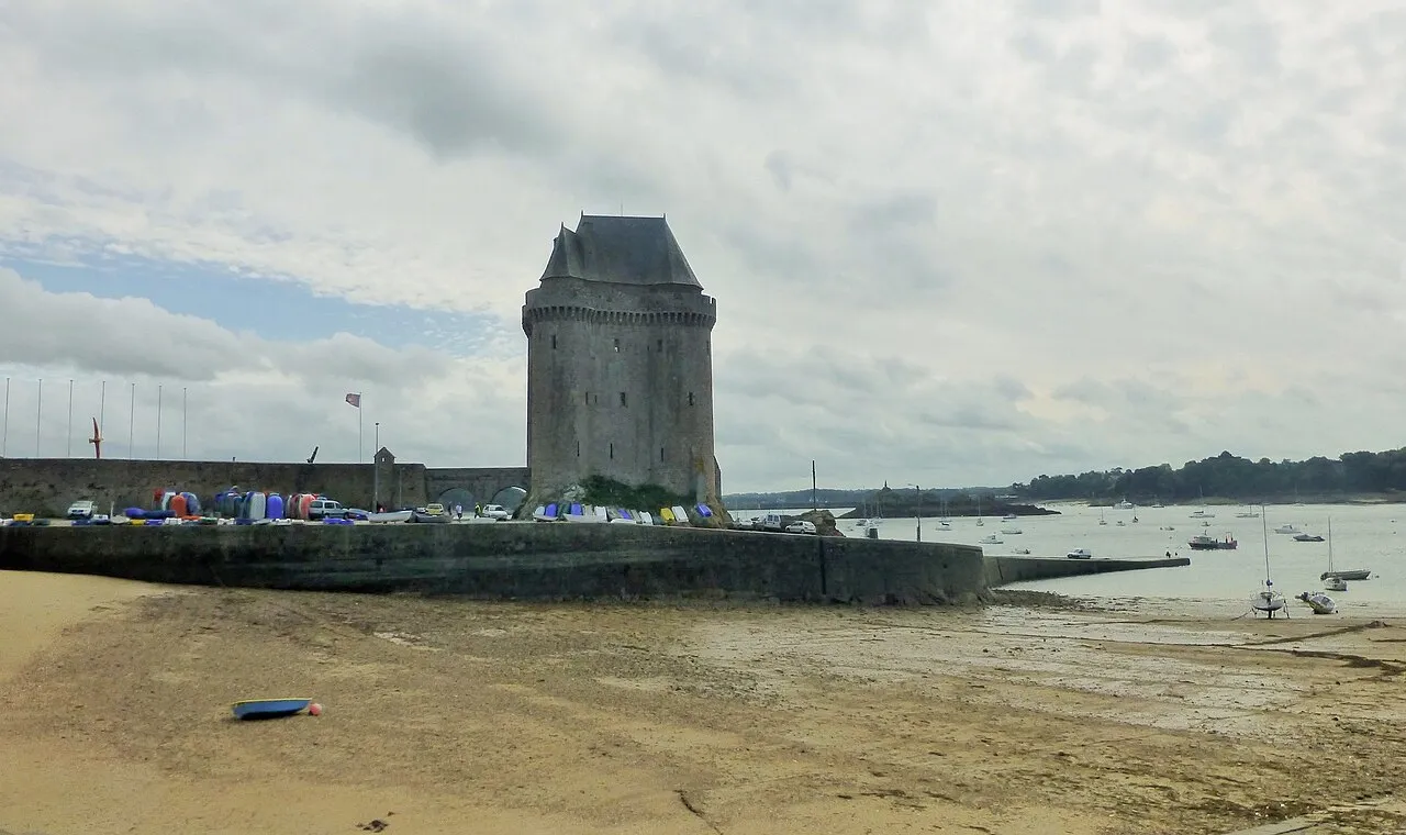 La tour Solidor vue depuis la rive