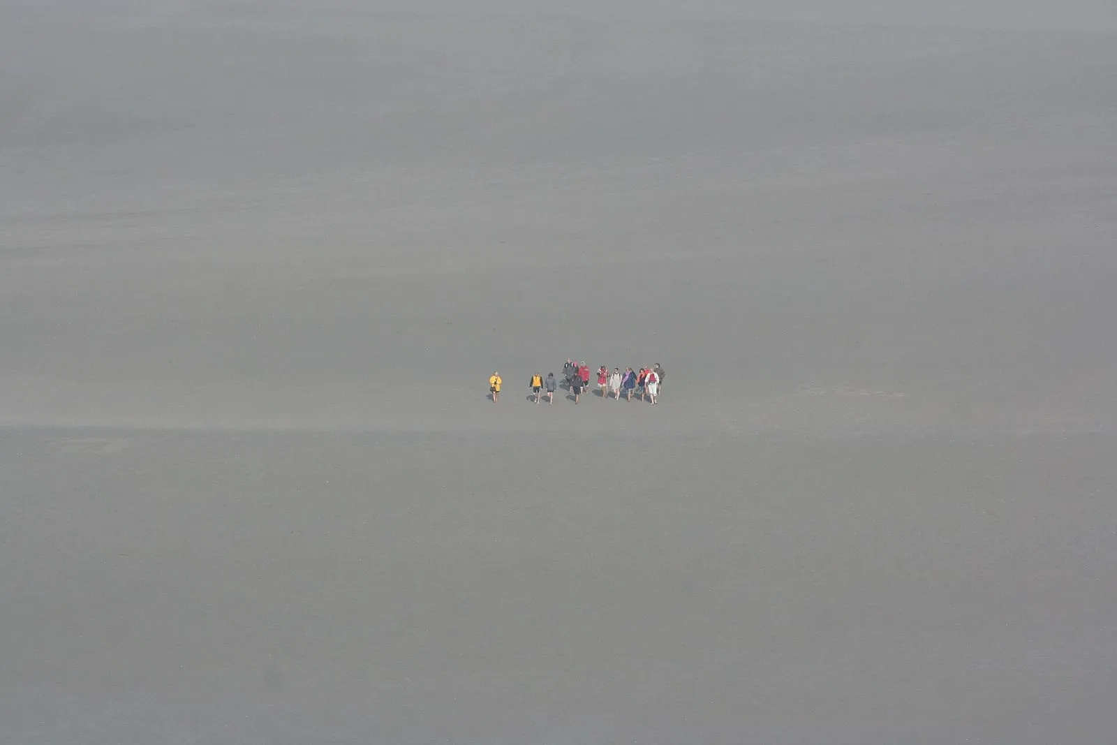 Marcheurs traversant les grèves de la baie du Mont-Saint-Michel