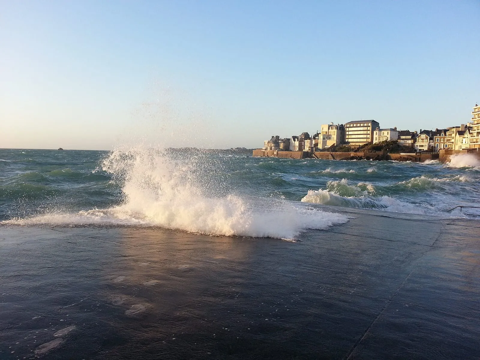 Vague éclatant sur la cale de Rochebonne à Saint-Malo