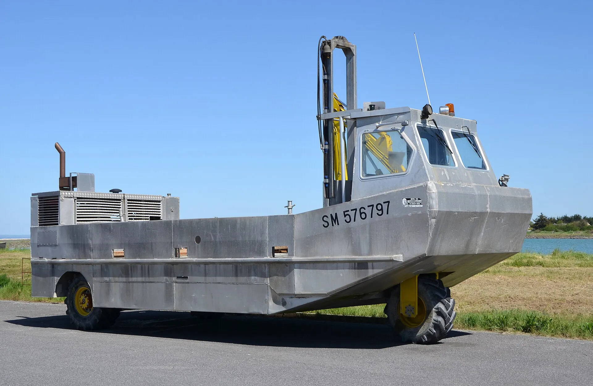 Bateau amphibie de mytiliculteur sur l'estran du Vivier-sur-Mer